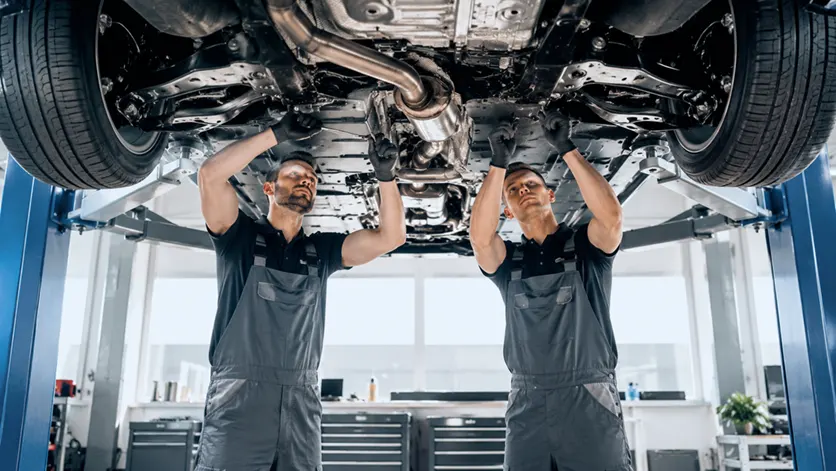 Mechanici pracující pod autem